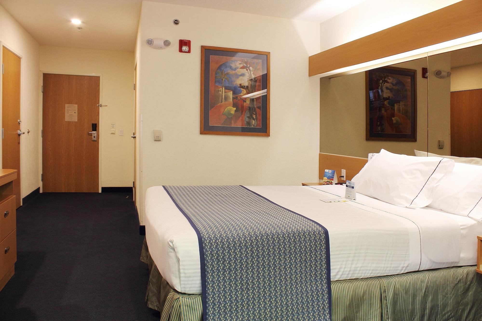 Microtel Inn & Suites By Wyndham Culiacan Exterior photo
