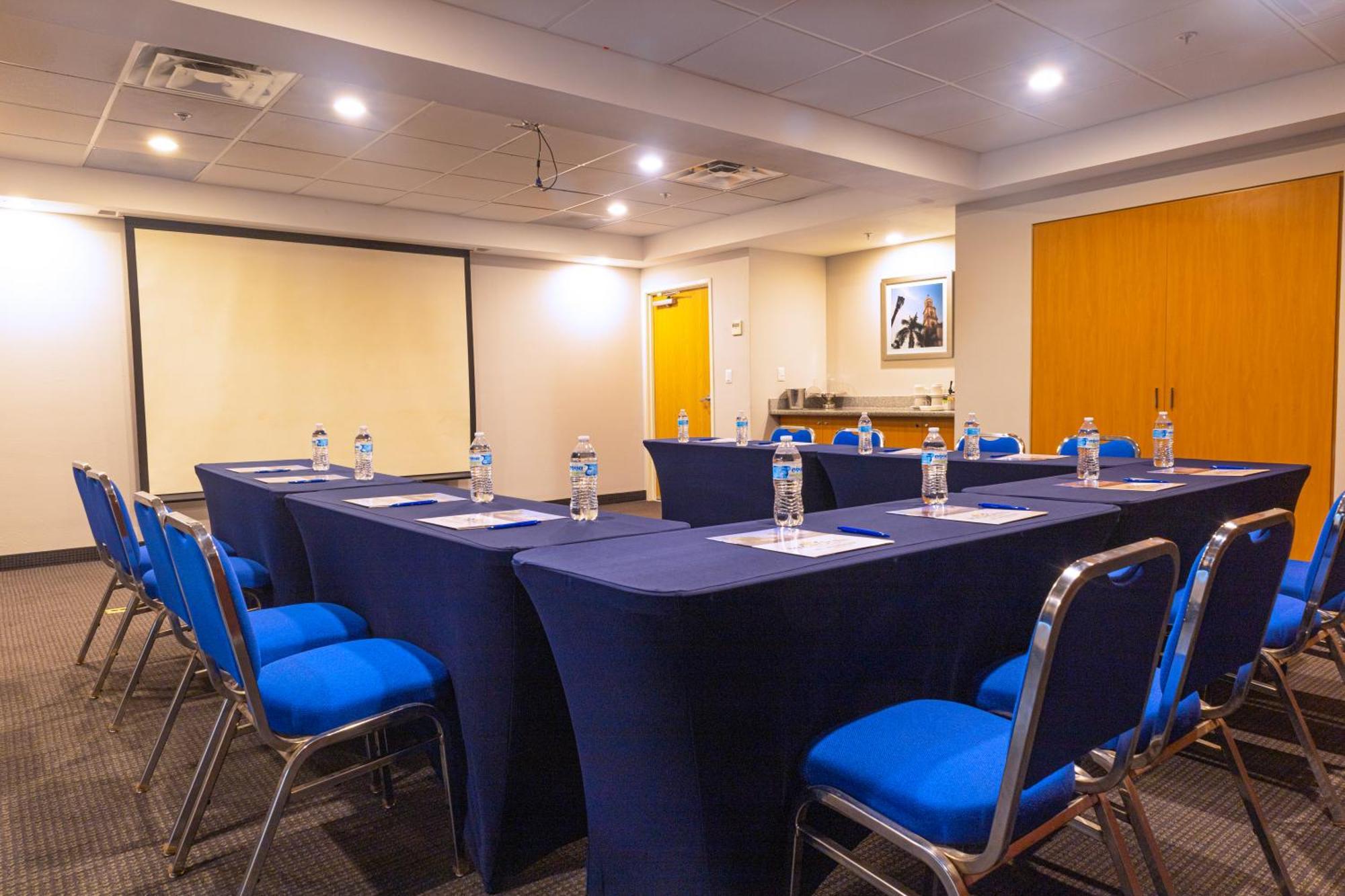 Microtel Inn & Suites By Wyndham Culiacan Exterior photo