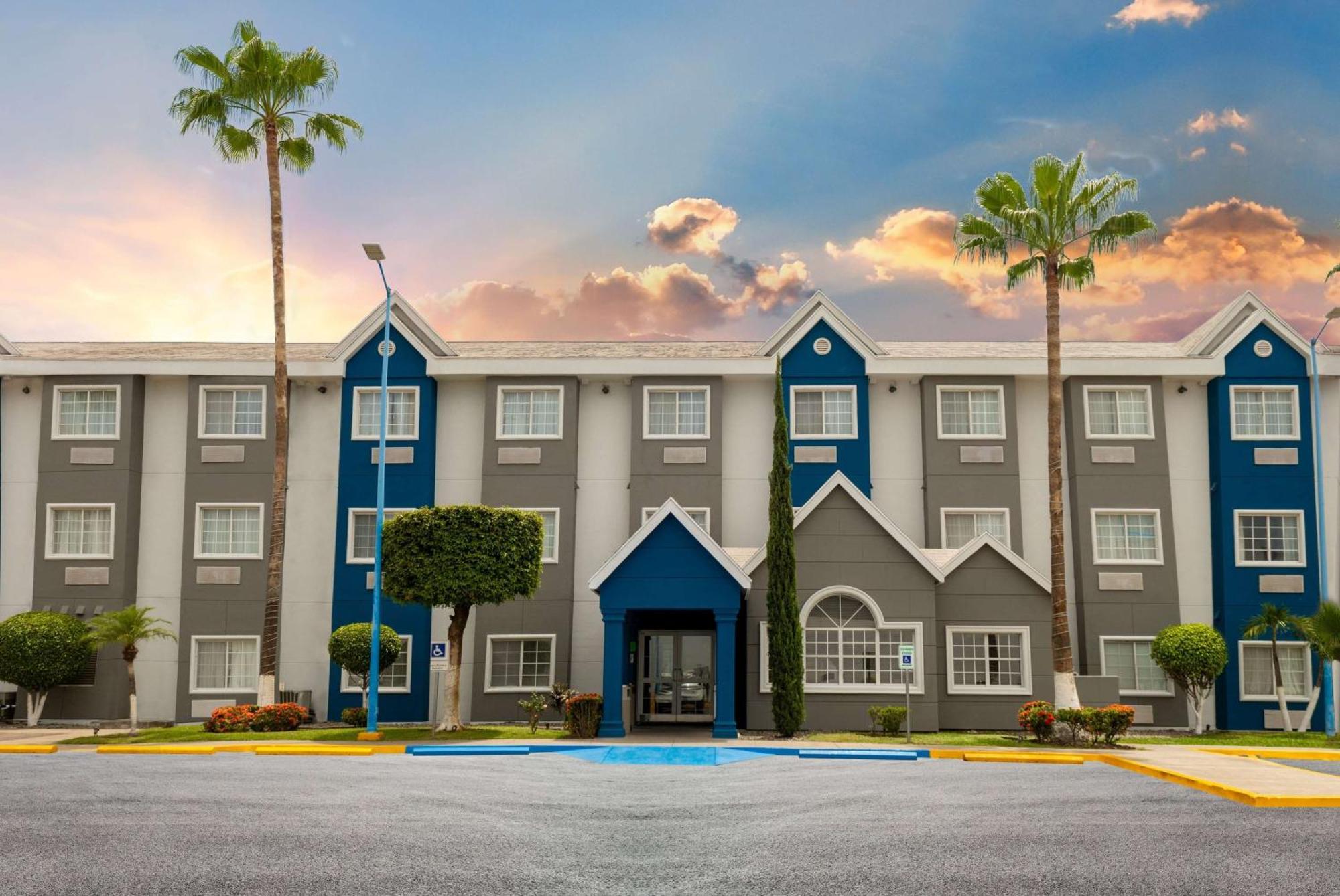 Microtel Inn & Suites By Wyndham Culiacan Exterior photo