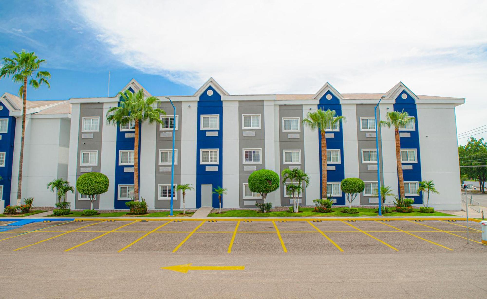 Microtel Inn & Suites By Wyndham Culiacan Exterior photo